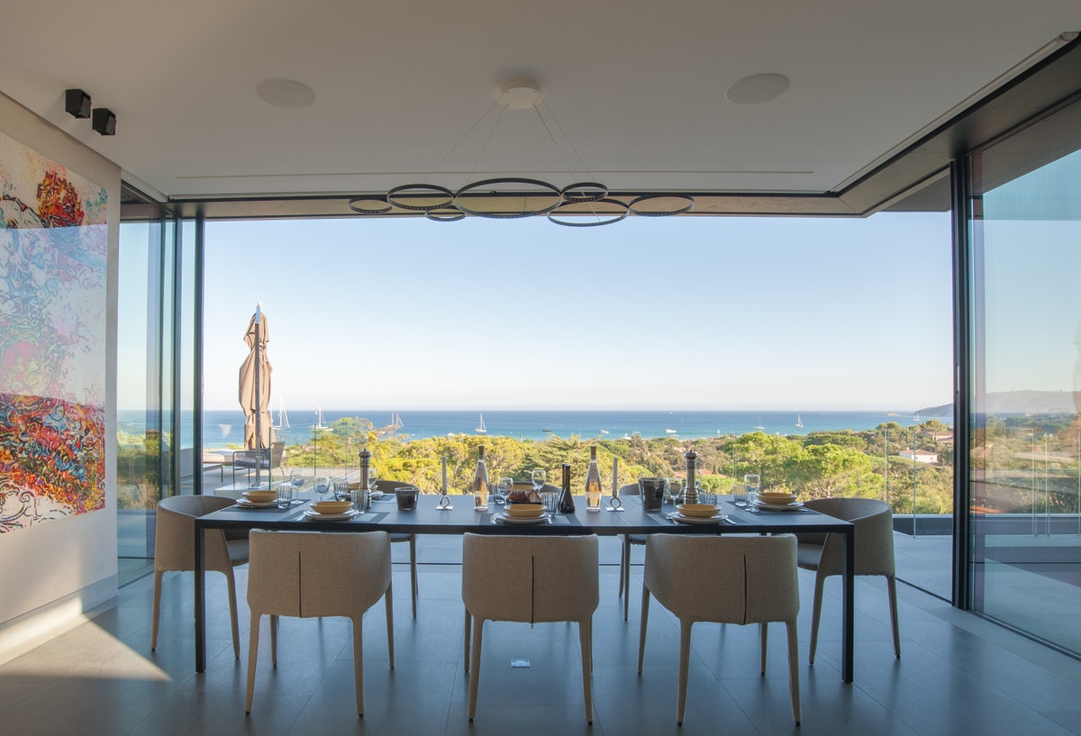 Onlyluxe dining & sea view.jpg
